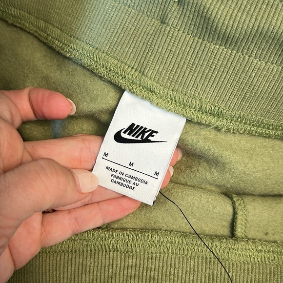 Nike Joggers Standard Fit High Rise Alligator Green medium NWT - Picture 7 of 7